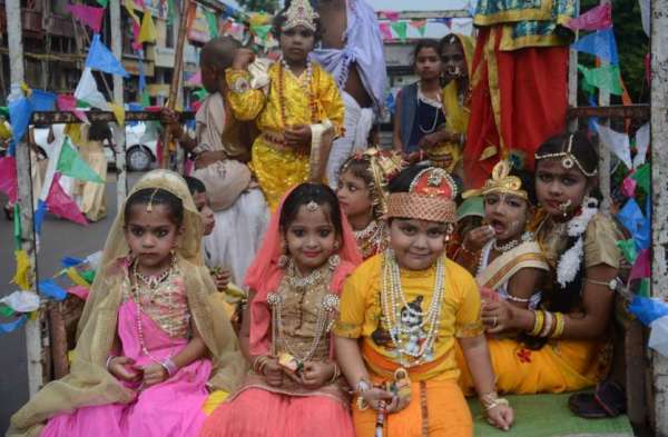 Photo Gallery : निकाली गई शोभायात्रा, मनमोहक झांकियां रही आकर्षण का केंद्र