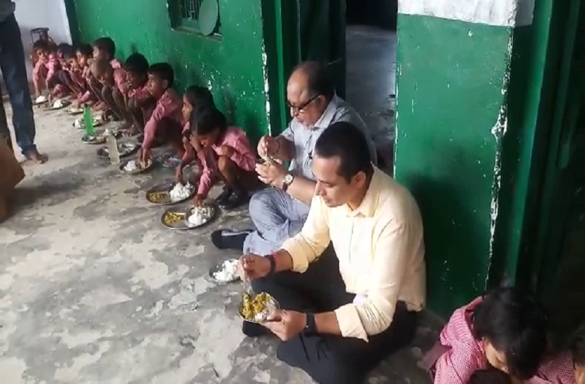 Dm Rajshekhar eat Mid day meal