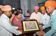 Chief Minister Vasundhara Raje and former MP Gaj Singh look together