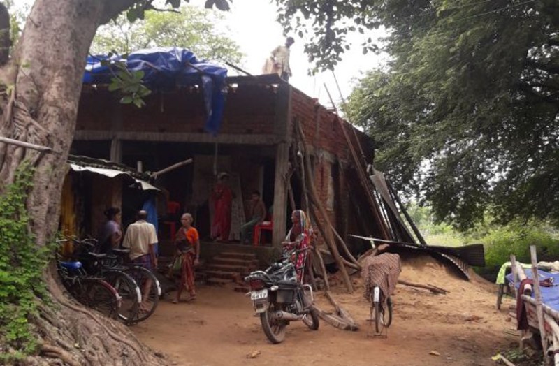 राजस्व अफसर को भनक तक नहीं लगती, इधर कब्जाधारी शासकीय भूमि पर तान देते हैं मकान