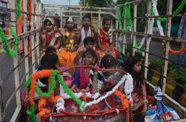 Photo Gallery : निकाली गई शोभायात्रा, मनमोहक झांकियां रही आकर्षण का केंद्र