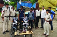 चोरी का माल खपाने खोज रहे थे ग्राहक, पुलिस की टीम ग्राहक बनकर पहुंची ठिकाने पर, फिर हो गया गजब तमाशा, पढि़ए खबर...