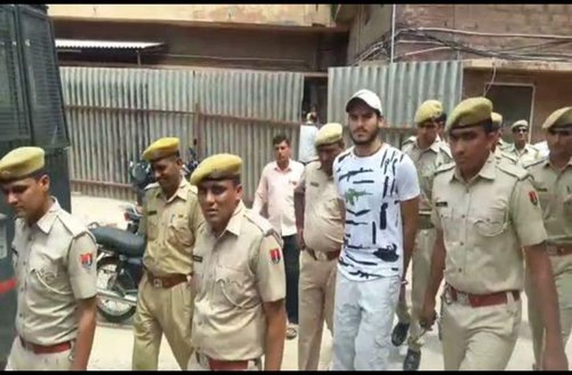 Gangster handcuffs demanding Rs 50 lakh in court