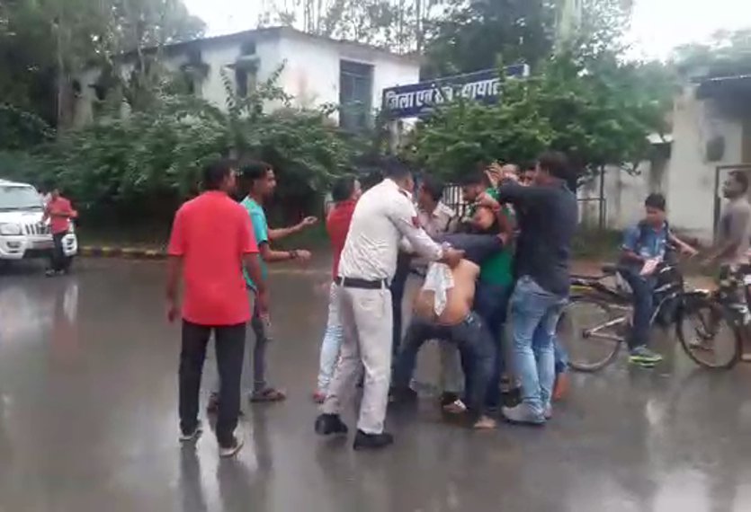 Video gallary : पुलिस द्वारा कोर्ट के बाहर युवक और उसे बचाने पहुंचे पूर्व पार्षद की पिटाई का वीडियो वायरल