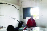 जान जोखिम में डाल पढ़ाई करने मजबूर यहां के बच्चे, कभी भी हो सकती है बड़ी दुर्घटना