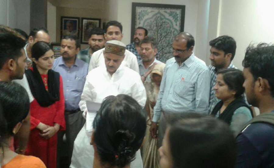 College employees meet industry minister in Rewa for regularization
