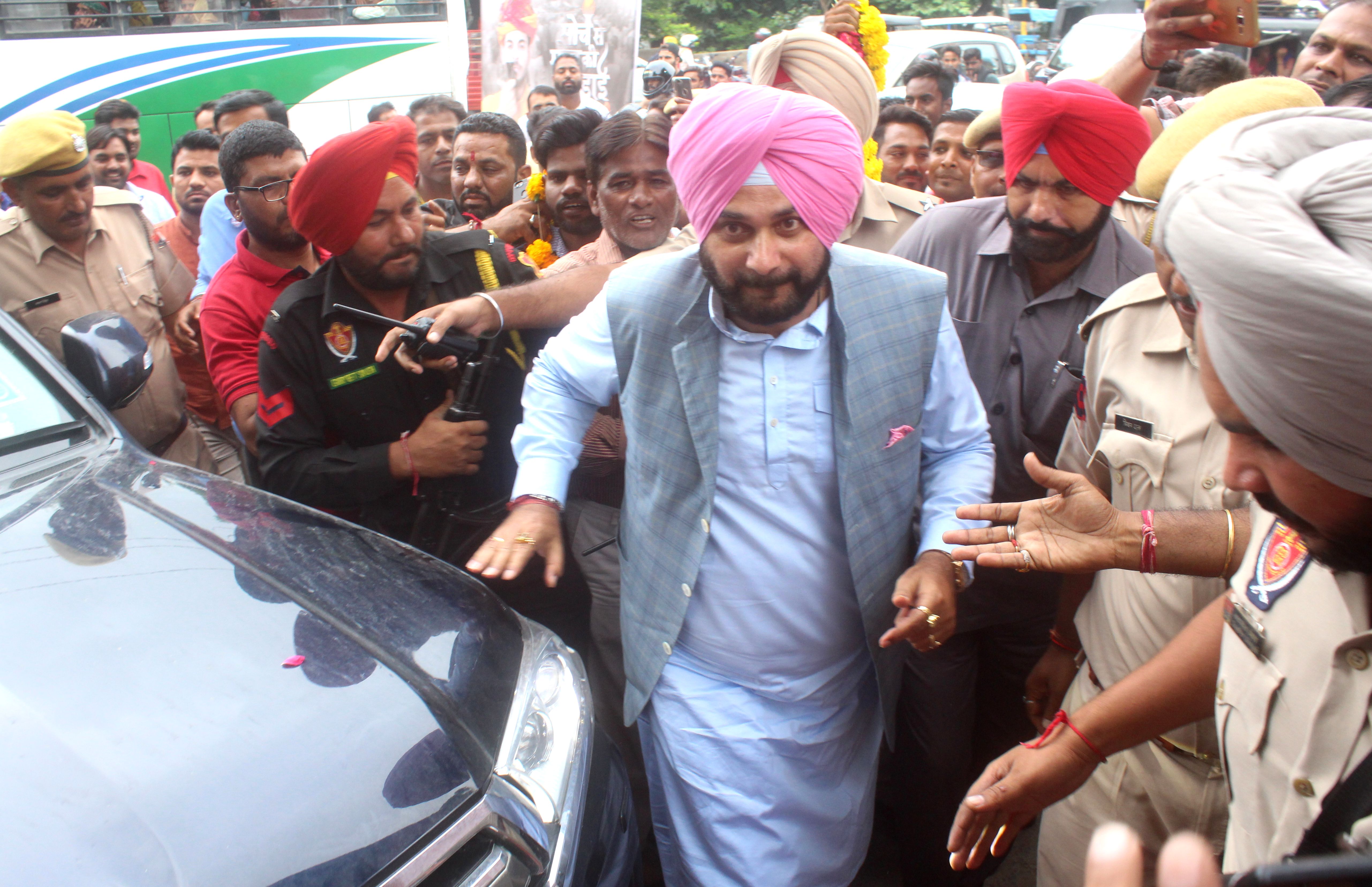 cricketer navjot says imran khan's gov will change india pak relation