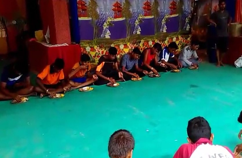 भण्डारे में खाना खाने को मजबुर खिलाड़ी, खाने के लिए मात्र 100 रुपए