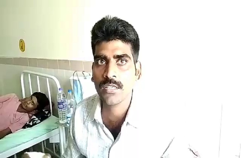 बस्ती में लूटा जा रहा है गरीबों का राशन, विरोध करने पर कोटेदार ने युवक को पीट-पीट कर किया बेहोश