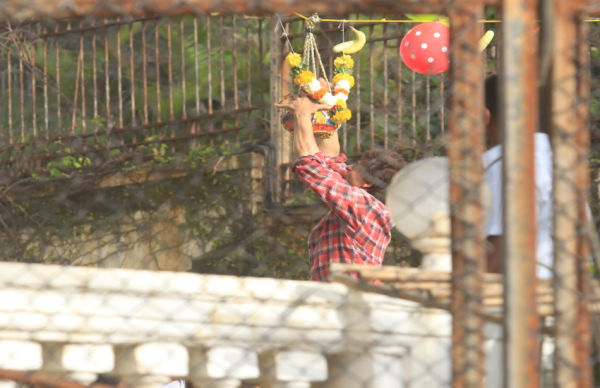 शाहरुख ने ऐसे मनाया दही-हांडी का त्यौहर, बेटे अबराम के साथ फोड़ी मटकी