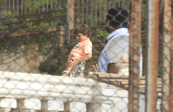 शाहरुख ने ऐसे मनाया दही-हांडी का त्यौहर, बेटे अबराम के साथ फोड़ी मटकी