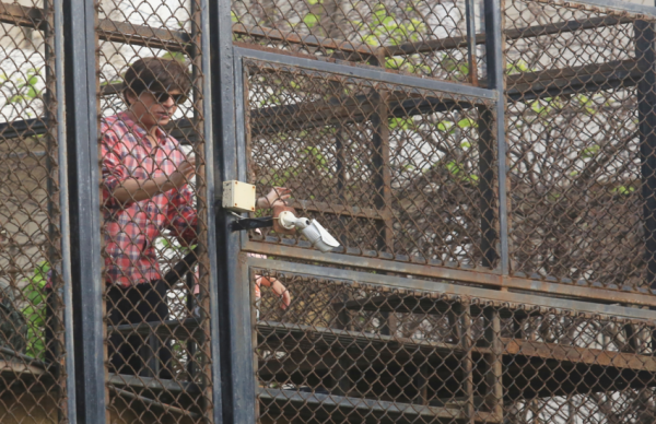 शाहरुख ने ऐसे मनाया दही-हांडी का त्यौहर, बेटे अबराम के साथ फोड़ी मटकी