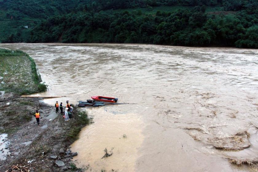 vietnam suffering from heavy floods and landslide 13 dead on monday