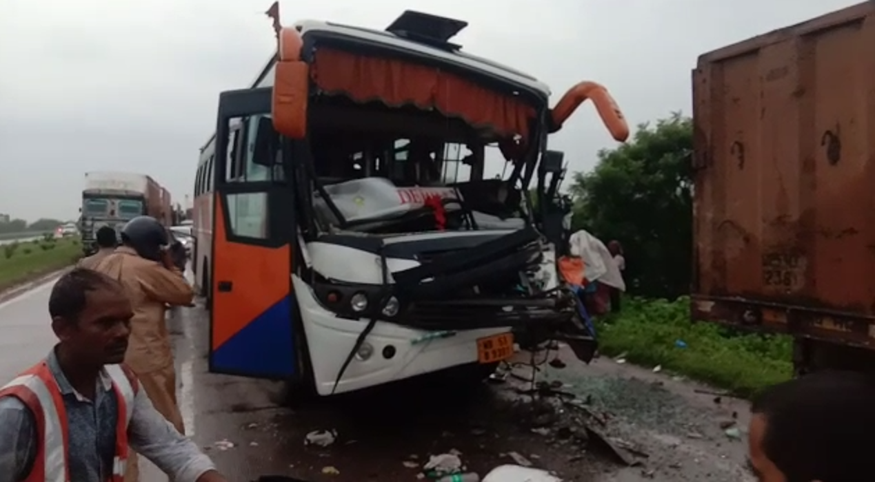 Tourist bus accident near awadh law degree college safedabad barabanki