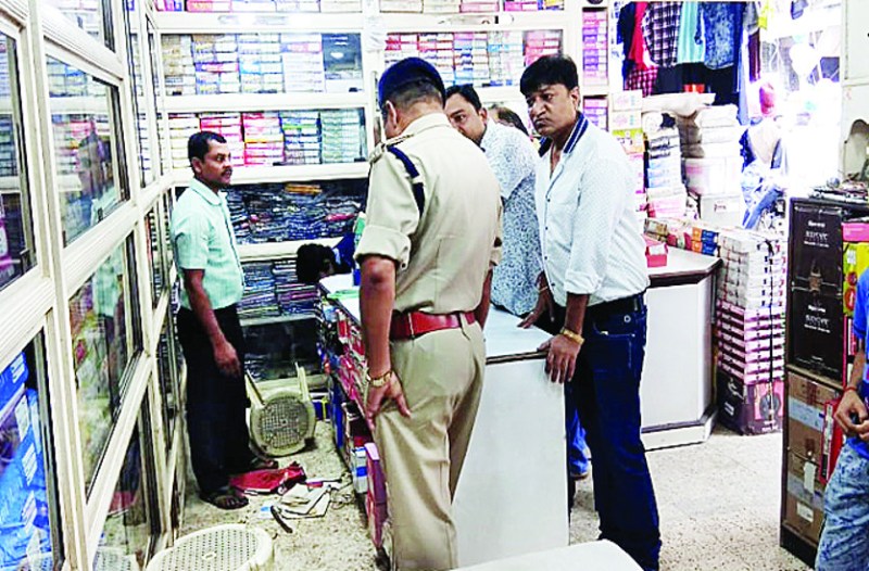 नकदी सहित करीब दो लाख के कपड़ा को पार कर दिया