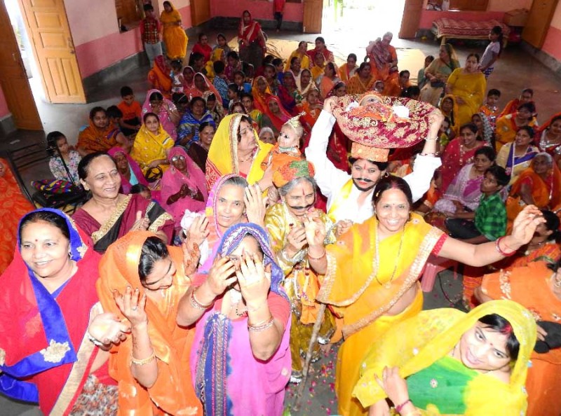 mandiron mein manaaya nandotsav, jhaankiyaan dekhane umade shraddhaalu