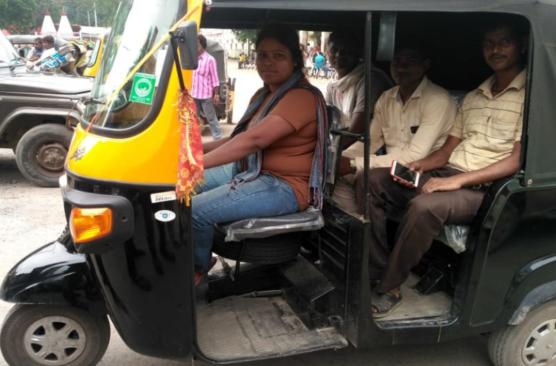 प्रशंसाा व आलोचना पर महिला ऑटो ड्राइवर को दू टूक, कब तक डर-डर के जिएंगे