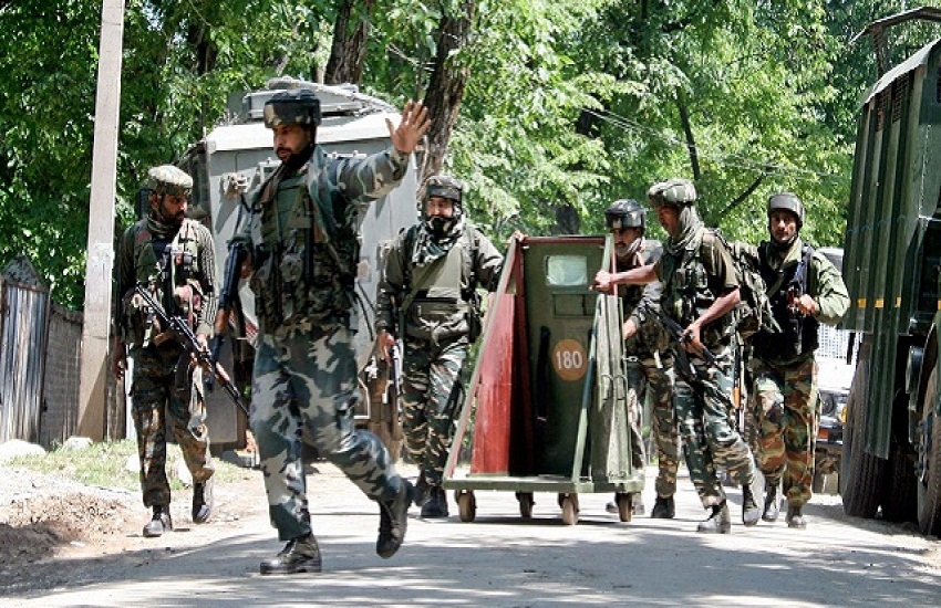 सोपोर में सीआरपीएफ के काफिले पर ग्रेनेड से हमला, 4 जवान जख्मी