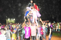 समितियों ने फटाखा फोड़ का आयोजन किया