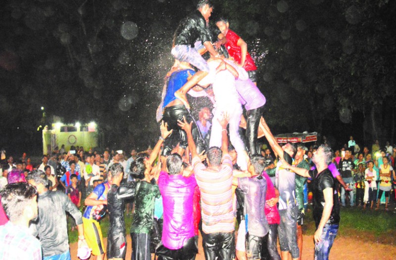 समितियों ने फटाखा फोड़ का आयोजन किया