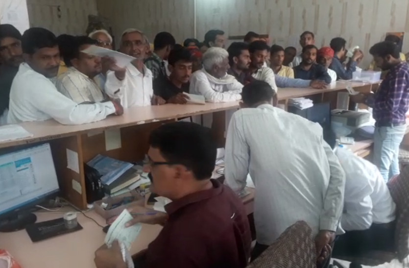 huge rush in banks of farmers for loan waiver in Nagaur