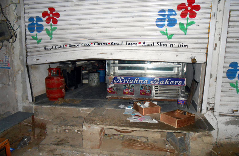 during-the-curfew-the-thieves-broke-the-shutter-of-four-shops-togethe