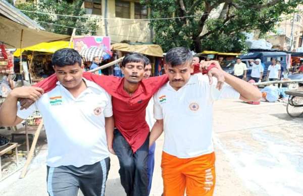11NDRF team action in Banaras Ganga Ghat