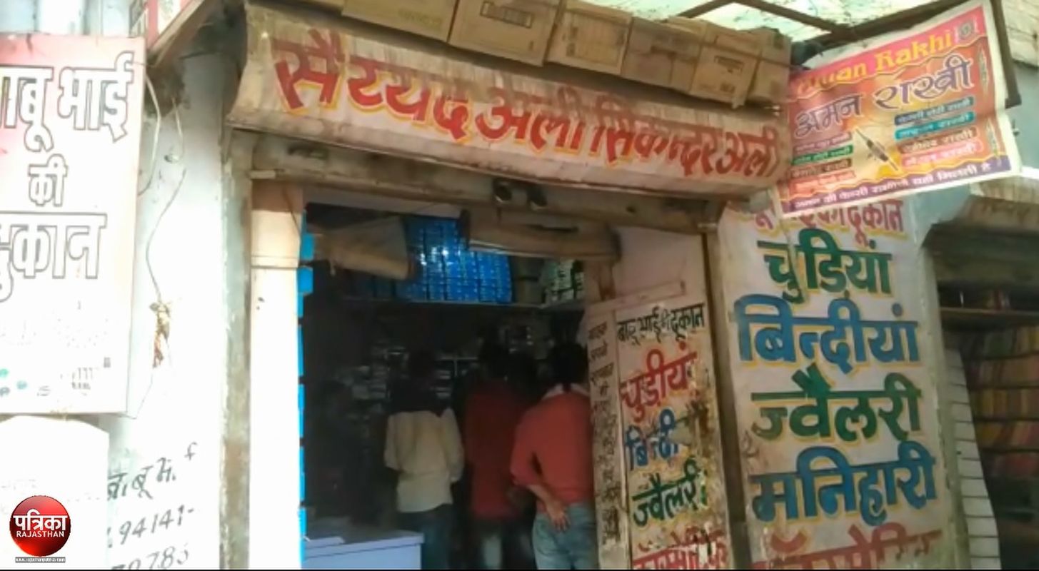 मणिहारी की दुकान में चोरों ने मारी सेंध