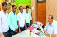 कलक्टर को ज्ञापन सौंपते शिक्षक।