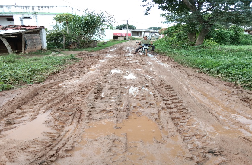 Roads of villages are drenched with mud, traffic problems