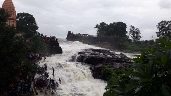 picnic spot in jhansi: baruasagar swargashram jharna water fall