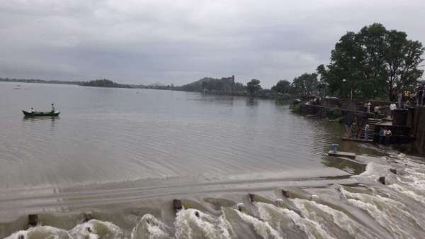 picnic spot in jhansi: baruasagar swargashram jharna water fall