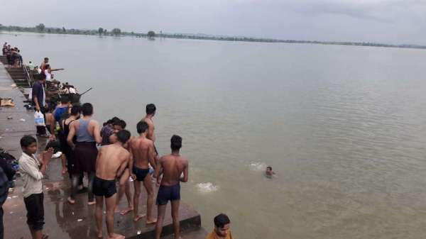 picnic spot in jhansi: baruasagar swargashram jharna water fall