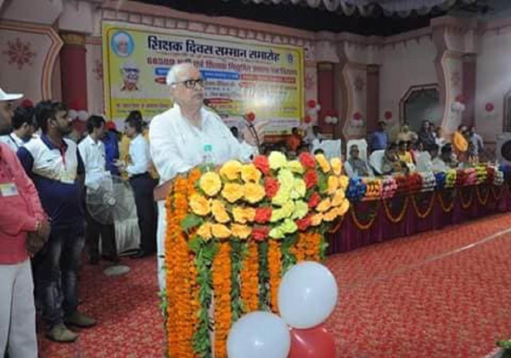 निराला प्रेक्षागृह में शिक्षक दिवस पर आयोजित कार्यक्रम में शामिल होने के लिए सदर विधायक, मोहान विधायक, पुरवा विधायक सहित जिला पंचायत अध्यक्ष मौजूद