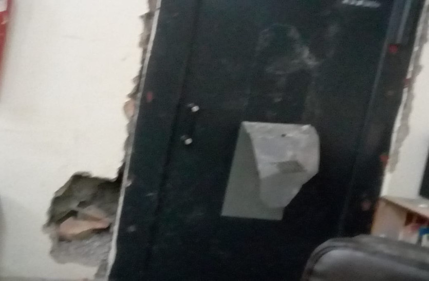 दीवार से पत्थर निकाल बैंक में पहुंचे चोर, तिजोरी तोडऩे का प्रयास