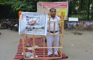 He kept himself in cage on the road