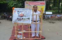 He kept himself in cage on the road