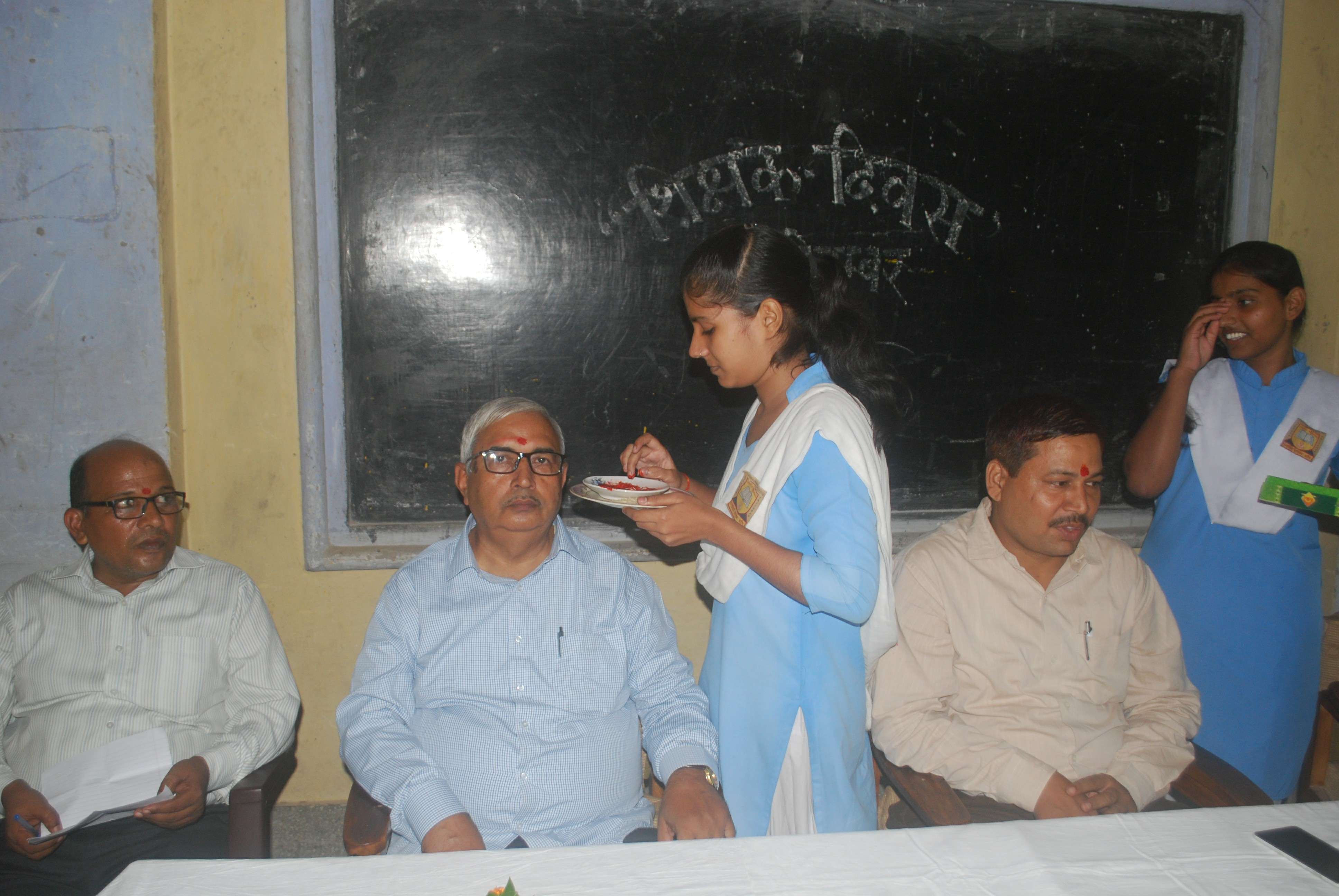 photo collection : अयोध्या के स्कुलो में शिक्षको का अभिवादन