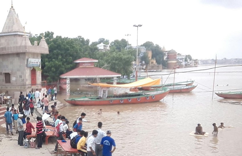 वार्निंग लेबल के पास पहुंच कर स्थिर हुई गंगा, डीएम ने जारी किये यह आदेश