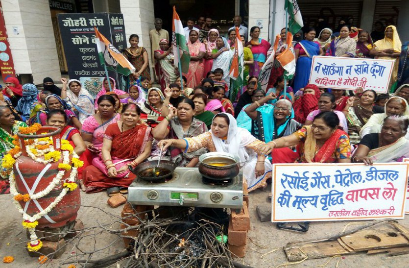 गैस की कीमतों का विरोध, सिलेंडर को हार पहनाकर दी श्रद्धांजलि