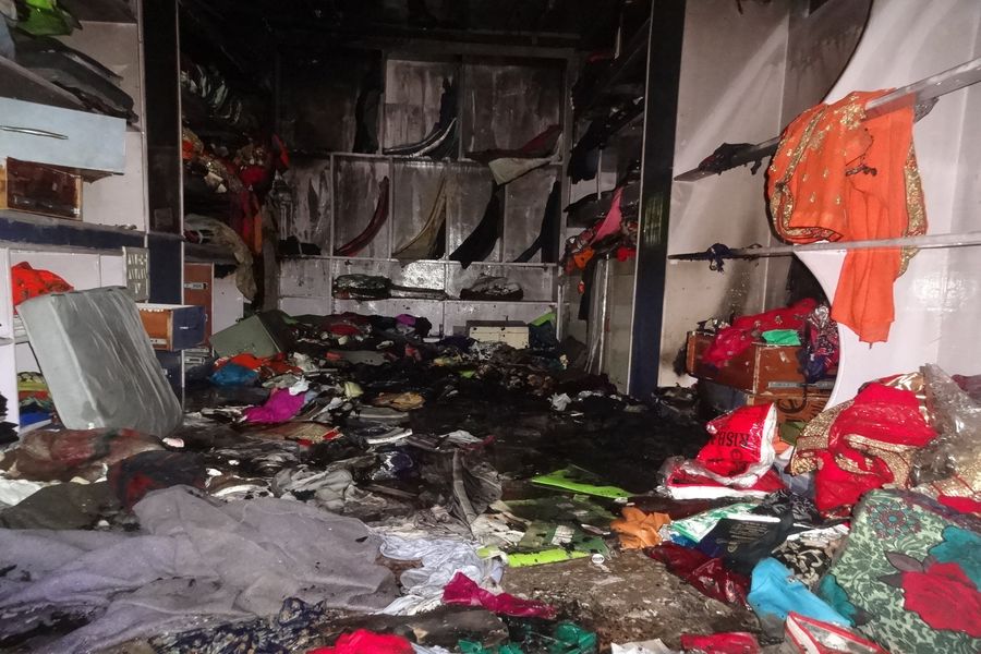 दुकान में भीषण आग, लाखों का कपड़ा हो गया राख