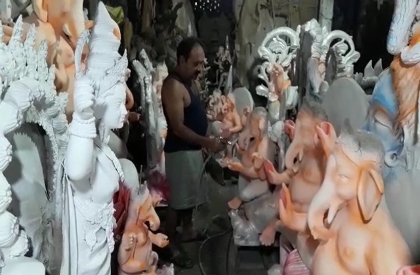 Video Gallery : गणेश चतुर्थी 13 को, मूर्तिकार प्रतिमा को दे रहे अंतिम रूप, वीडियो में देखिए…