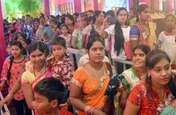 Photo Gallery : मेला का अंतिम दिन, श्याम बगीची में भगवान श्री कृष्ण की झांकी देखने ऐसी उमड़ी श्रद्धालुओं की भीड़