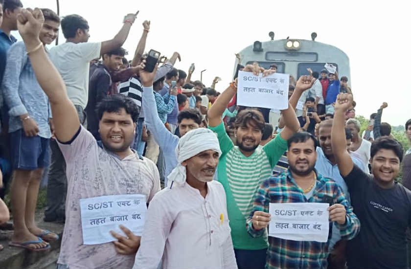 Live: ‘रानी’ की विधानसभा क्षेत्र में सवर्णों ने ट्रेन रोककर दिखाया विरोध
