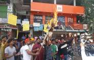 एससी एसटी एक्ट के विरोध में जलाया पीएम का पुतला