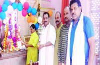 पूजा करते पदाधिकारी।