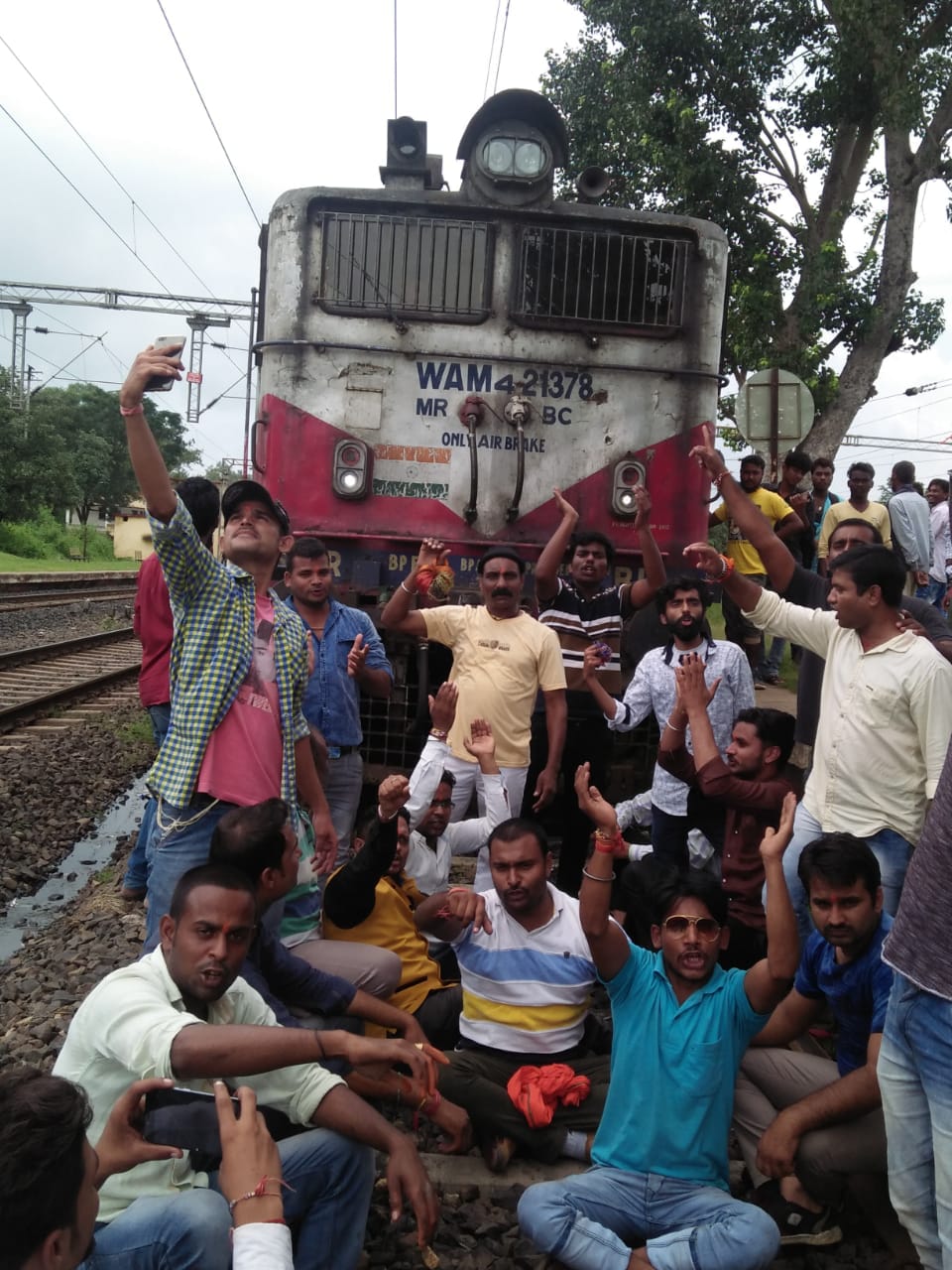 Road tide on the road in the bandh, Rukhi train on track: Anuppur rema
