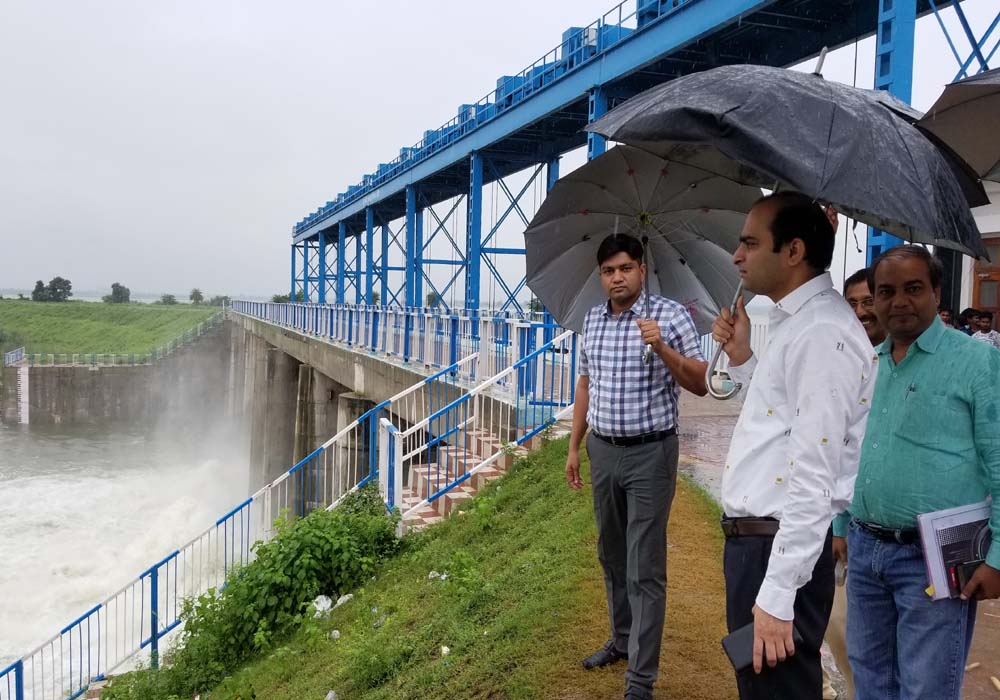 inspection of dams by dm jhansi and announce 2 day holiday in schools