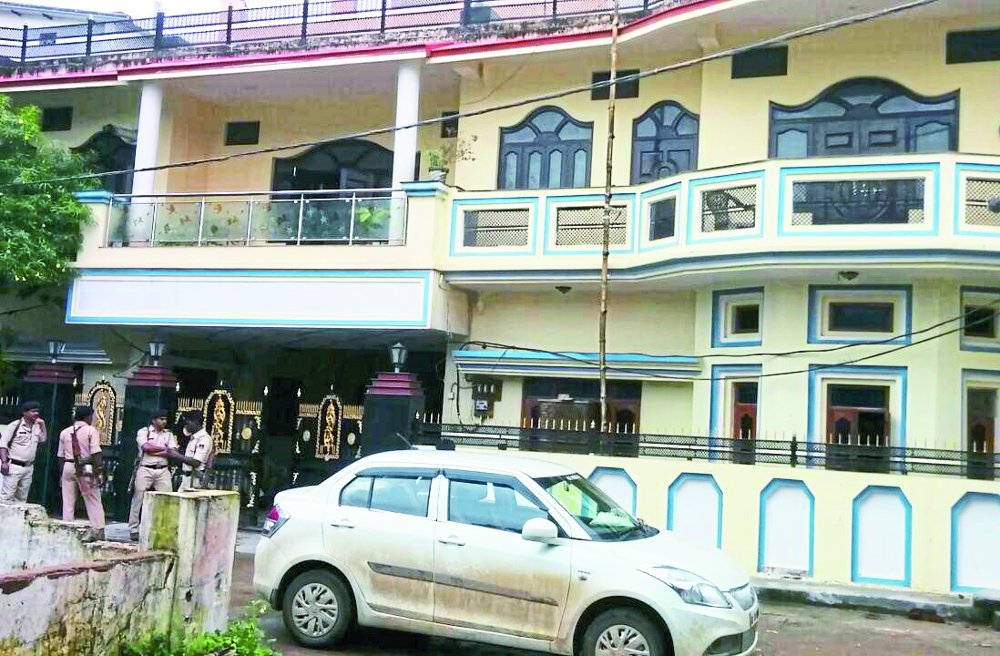 eow team raided of retired EE Jal Sansadhan in satna jabalpur home