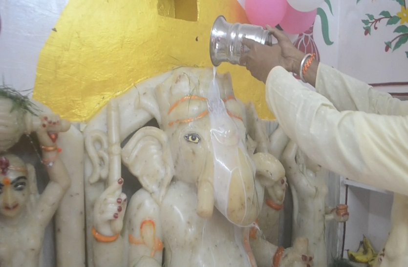 शहर में उत्सव का माहौल प्रथम पूज्य का हुआ अभिषेक और बछ बारस पर महिलाओं ने किया गौ पूजन